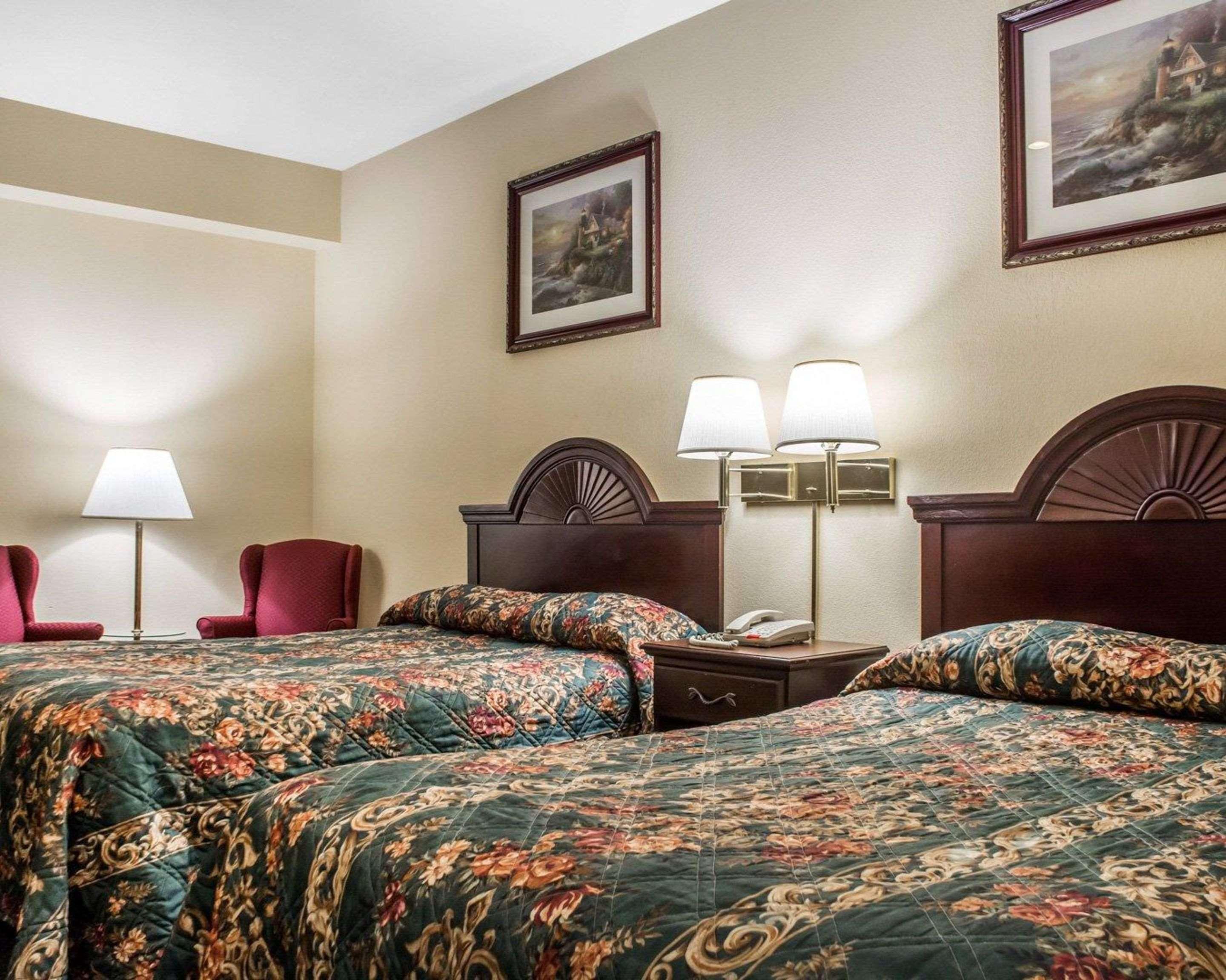Econo Lodge & Suites Airport Норт-Сірак'юс Екстер'єр фото