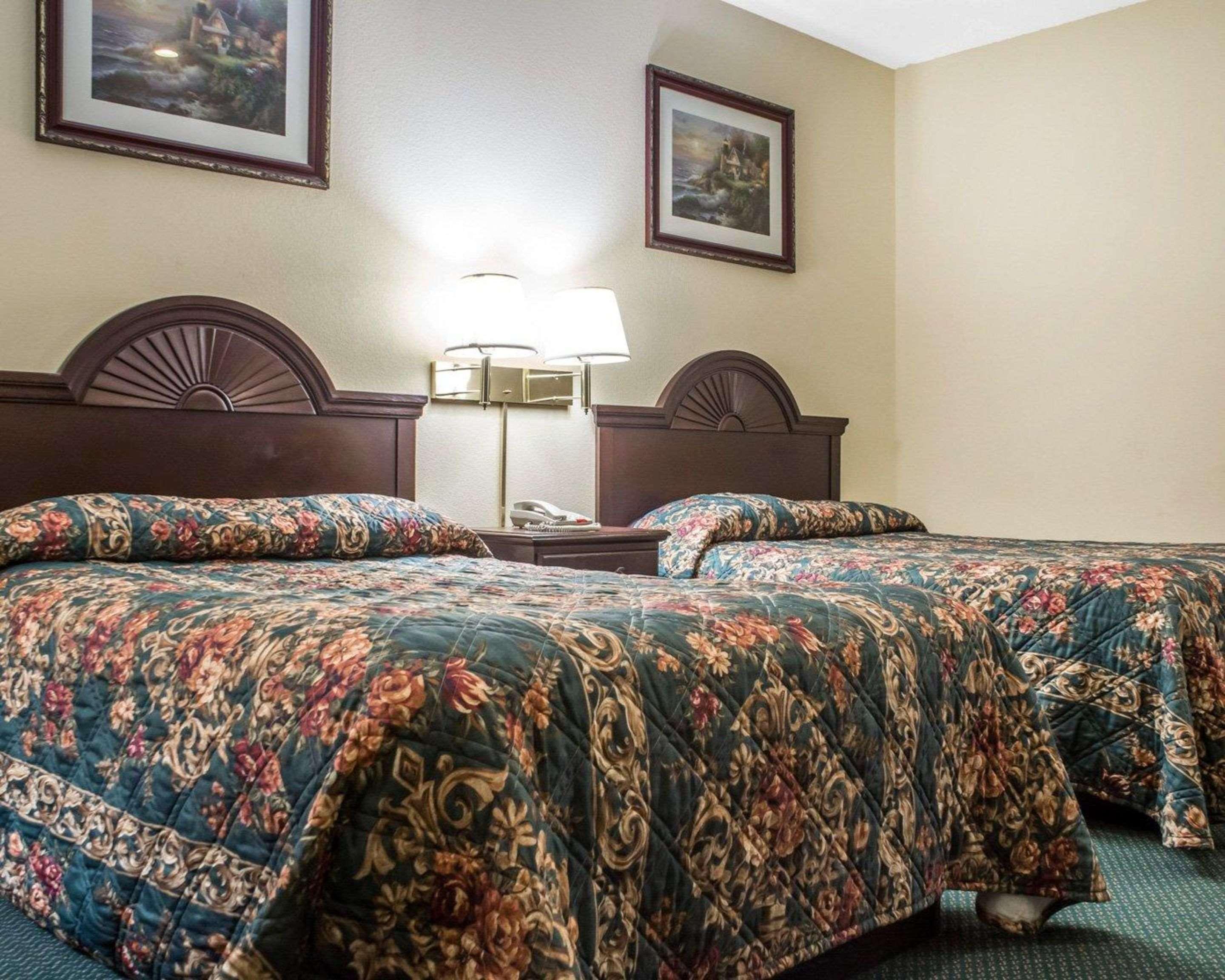 Econo Lodge & Suites Airport Норт-Сірак'юс Екстер'єр фото