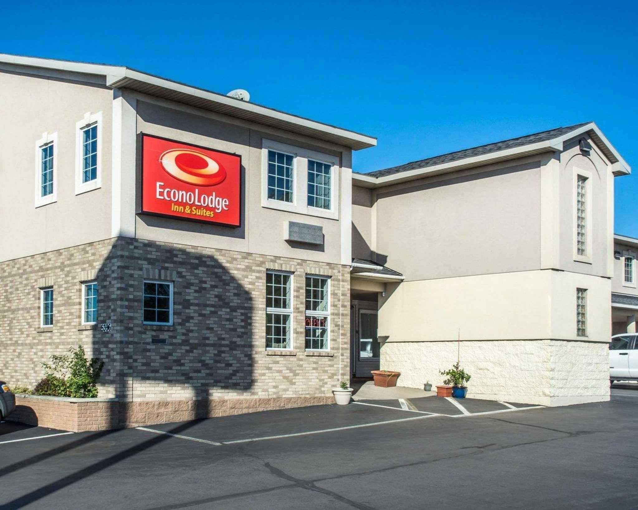 Econo Lodge & Suites Airport Норт-Сірак'юс Екстер'єр фото