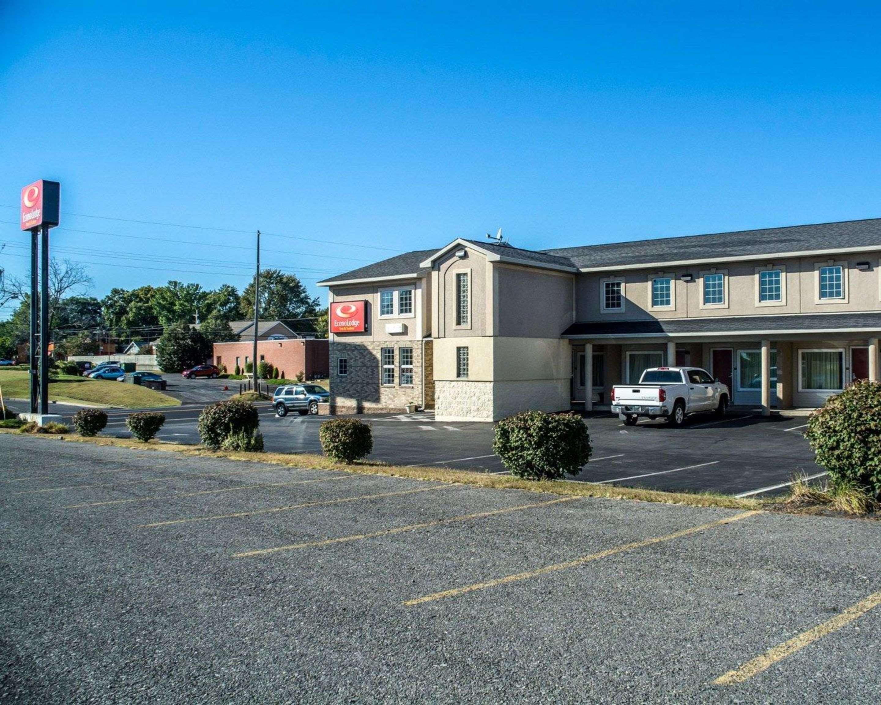 Econo Lodge & Suites Airport Норт-Сірак'юс Екстер'єр фото