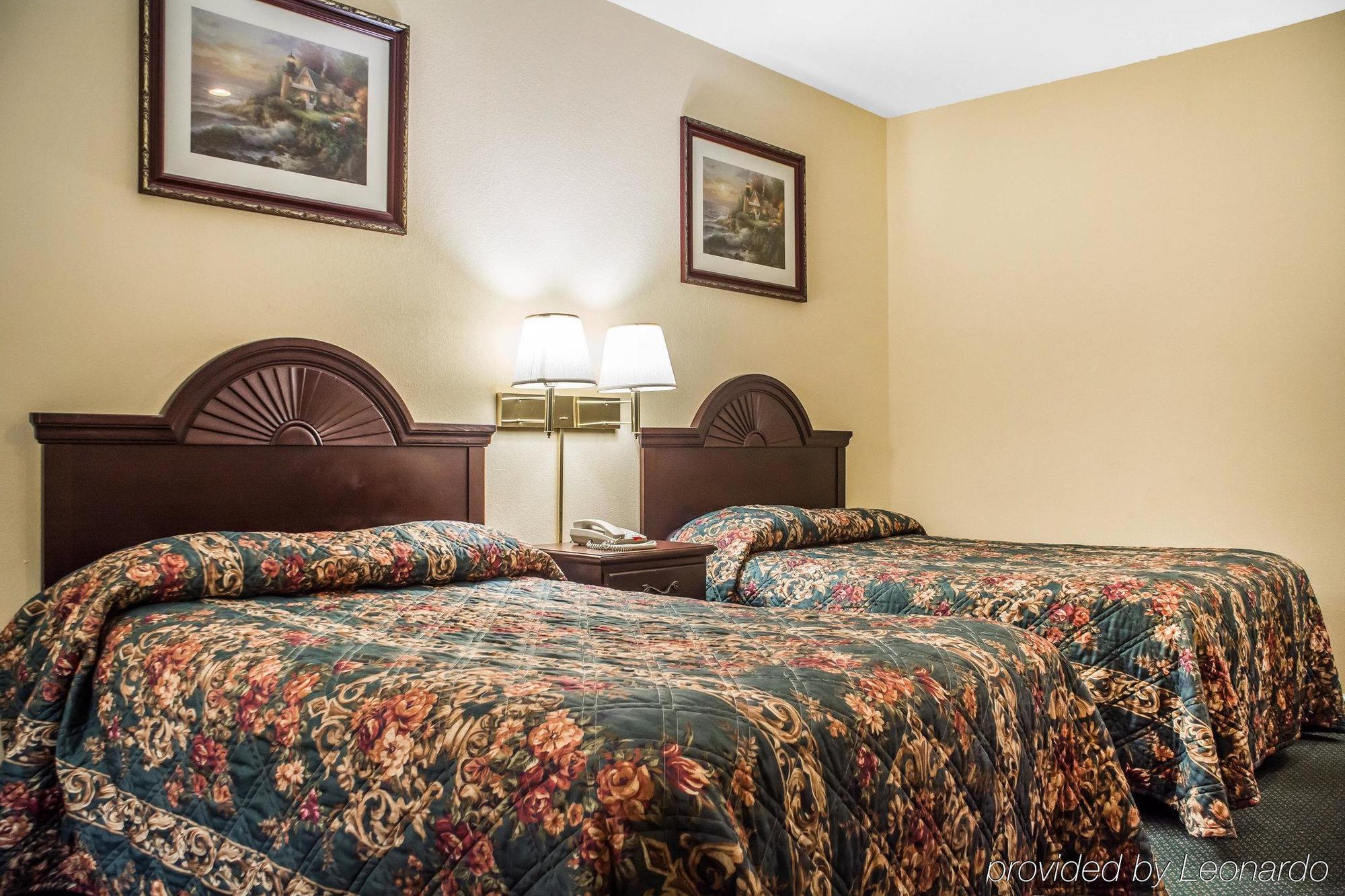 Econo Lodge & Suites Airport Норт-Сірак'юс Екстер'єр фото