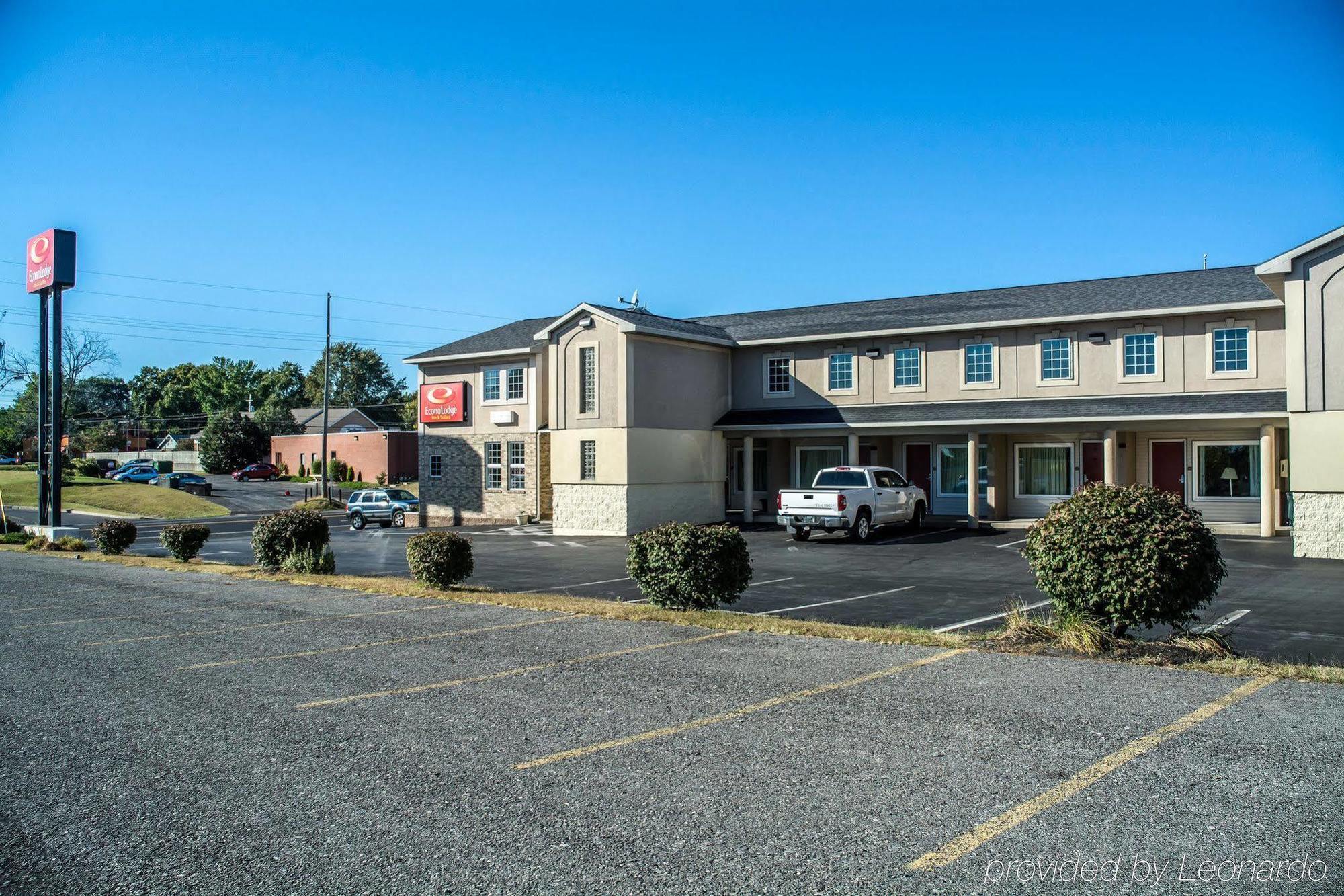 Econo Lodge & Suites Airport Норт-Сірак'юс Екстер'єр фото
